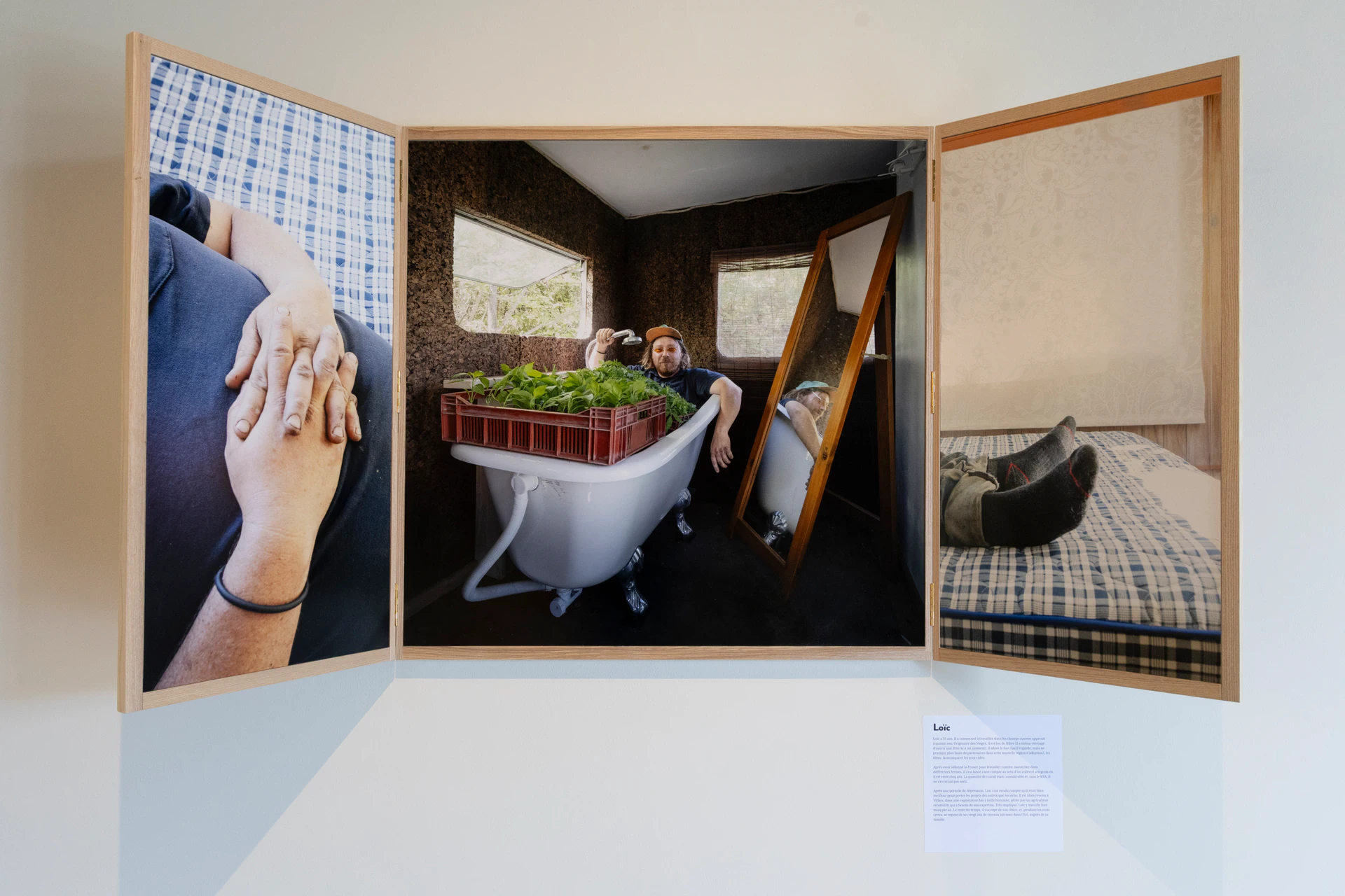 Jeune homme ouvrier photographié dans une baignoire par Sandra Reinflet